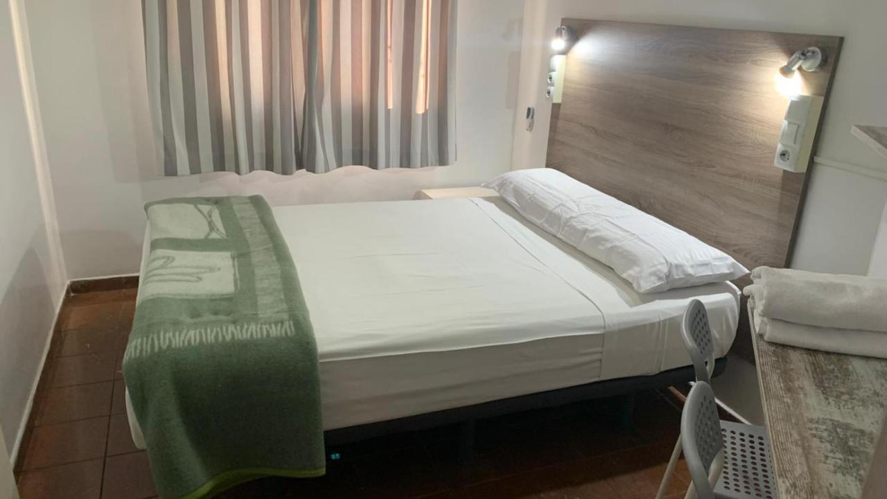 Casa De Huespedes Almansa Hotell Madrid Exteriör bild