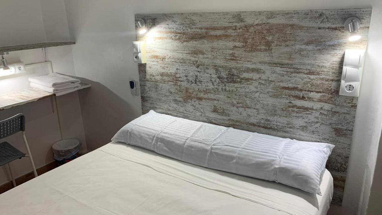 Casa De Huespedes Almansa Hotell Madrid Exteriör bild