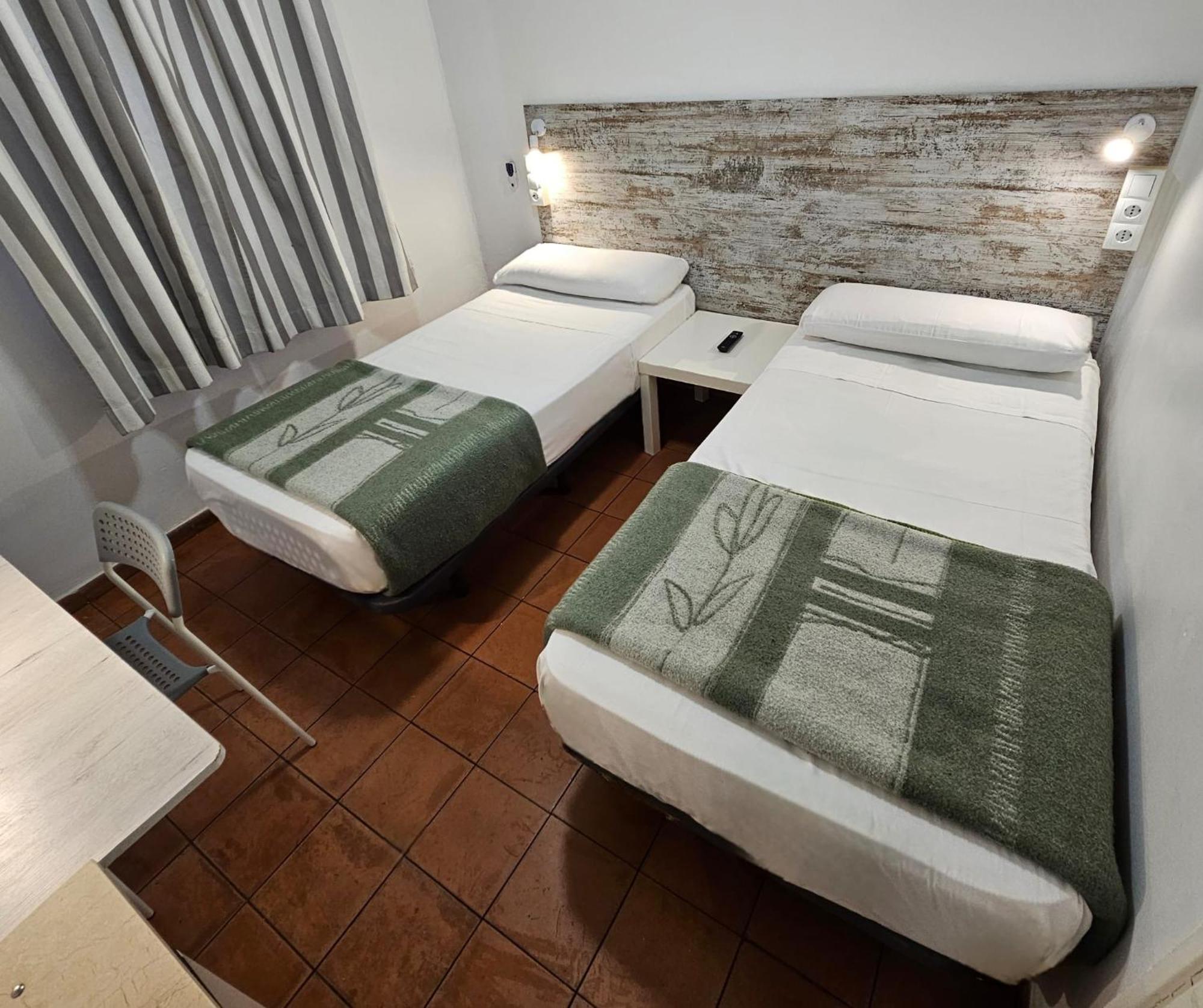 Casa De Huespedes Almansa Hotell Madrid Exteriör bild