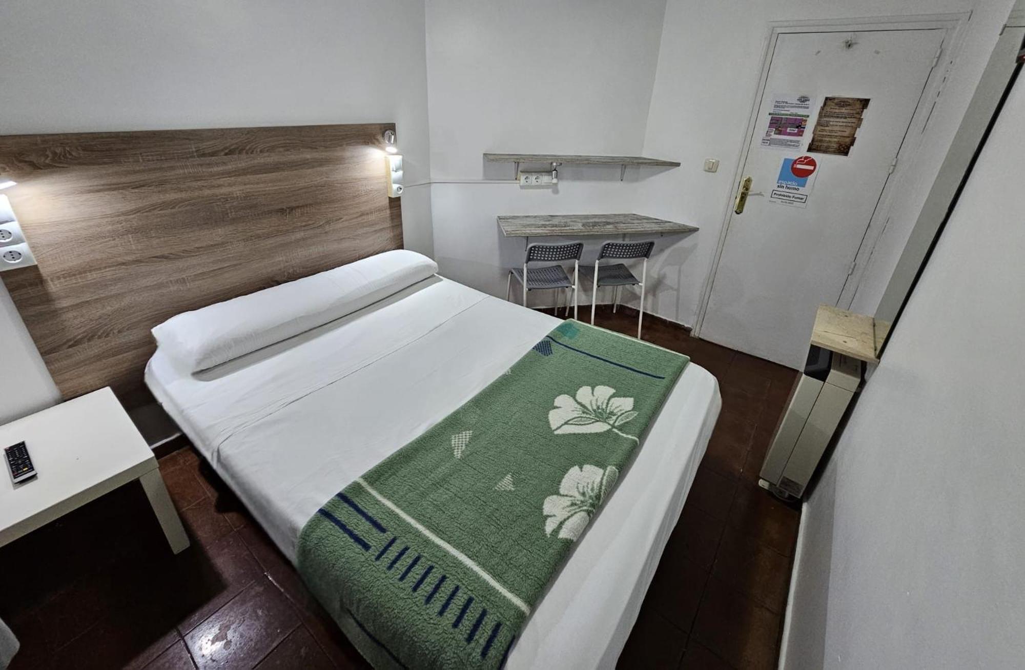 Casa De Huespedes Almansa Hotell Madrid Exteriör bild