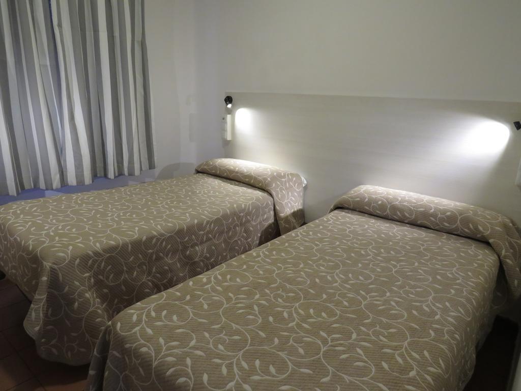 Casa De Huespedes Almansa Hotell Madrid Exteriör bild